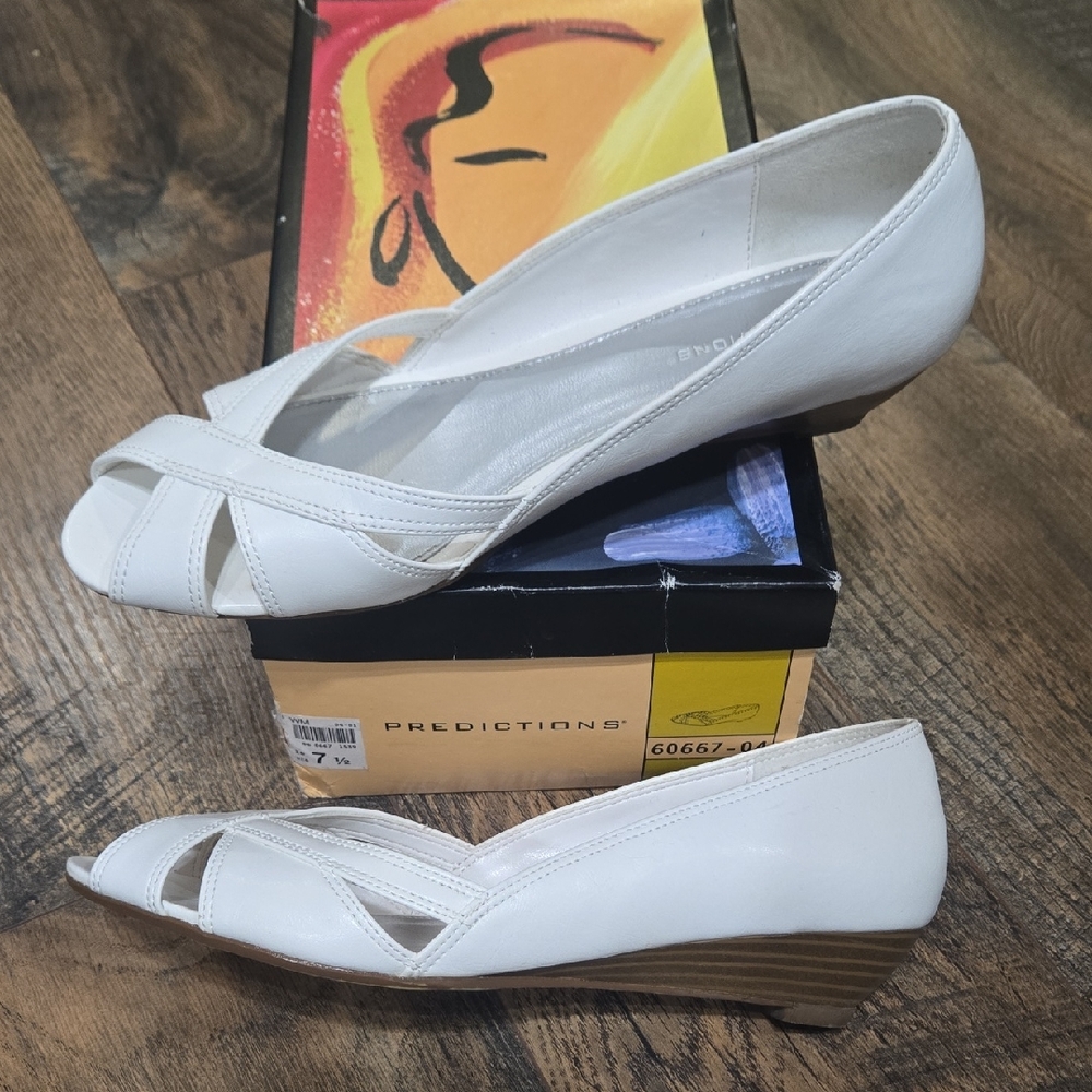 Predictions Women's Cream Peep Toe Wedges